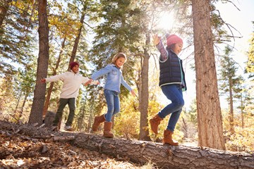 Benefits of outdoor learning and play- kids exploring nature having fun